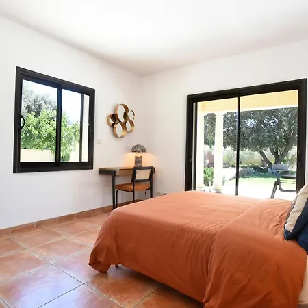 Hameau De Signargues: Provençal Retreat With Heated Pool *