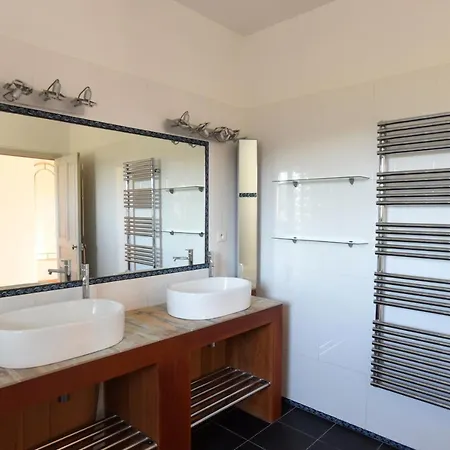 Hameau De Signargues: Provençal Retreat With Heated Pool Domazan