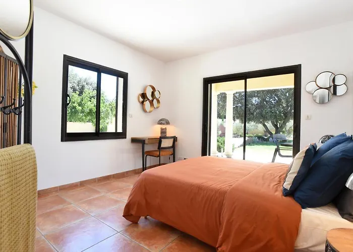 Hameau De Signargues, Entre Avignon - Pont Du Gard Et Uzes *